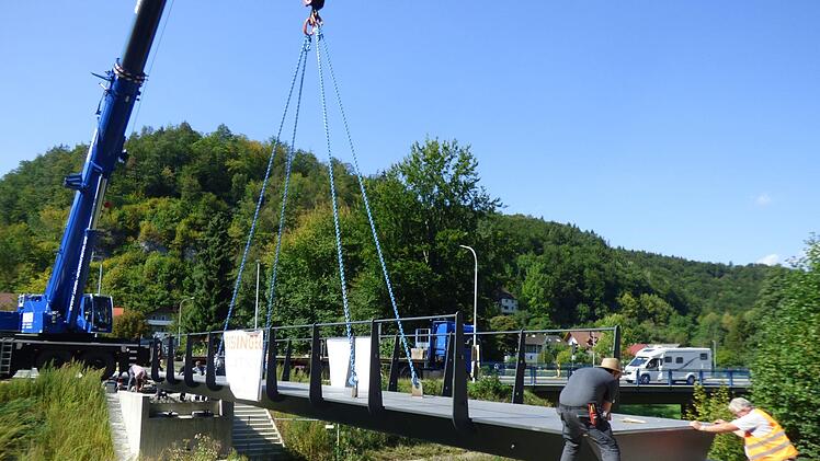 Die Radwegbrücke wird eingepasst. Foto: Thomas Weichert