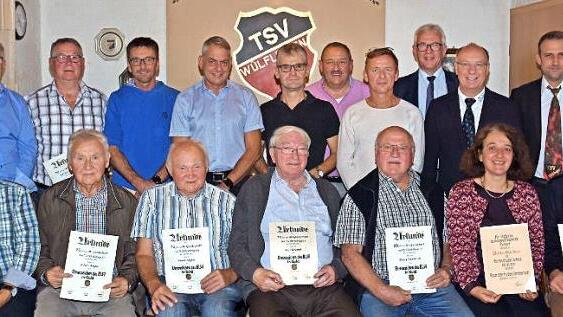 F&uuml;r 50, 60 und 70 Jahre Treue zum Verein wurden zahlreiche Mitglieder des TSV W&uuml;lflingen ausgezeichnet. Au&szlig;erdem ehrte der BLSV einige Mitglieder f&uuml;r besondere Verdienste. Unser Bild zeigt (vorne von links) Klaus Schnitzer, Alfons B&ouml;gner, Franz B&ouml;gner, Karl Stumpf, Georg Reinhardt, Britta Gl&ouml;ckner und J&uuml;rgen Mielke sowie (hinten von links) Wilhelm Jahna, Wilhelm Schnitzer, Armin Richter, Stefan Orf, Andreas B&ouml;gner, An-dreas Ludwig, Oliver Fesser, B&uuml;rgermeister G&uuml;nther Werner, Gerald Makowski ...