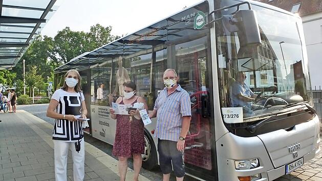 Seit Anfang August gilt im HerzoBus-System zus&auml;tzlich das st&auml;dtisch bezuschusste 9-Uhr-Jahresabonnement. Das Bild zeigt Renate Schroff (links) und Erich Petratschek (SPD-Stadt-und Aufsichtsr&auml;te), die im Herzogenauracher Busbahnhof eine interessierte Dame &uuml;ber das neue Angebot informieren. Foto: privat