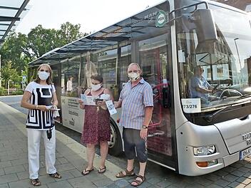 Seit Anfang August gilt im HerzoBus-System zusätzlich das städtisch bezuschusste 9-Uhr-Jahresabonnement. Das Bild zeigt Renate Schroff (links) und Erich Petratschek (SPD-Stadt-und Aufsichtsräte), die im Herzogenauracher Busbahnhof eine interessierte Dame über das neue Angebot informieren. Foto: privat