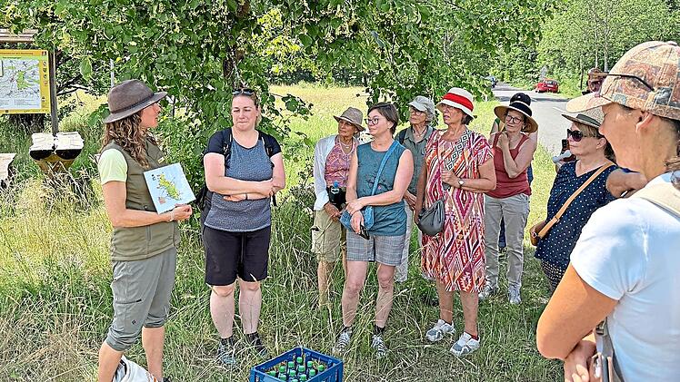 Dass es im einstigen Grenzgebiet der DDR auch Streuobstbest&auml;nde gibt, zeigte Rangerin Katja Winter bei der Wanderung in der N&auml;he des th&uuml;ringischen Ortes Schlechtsart.