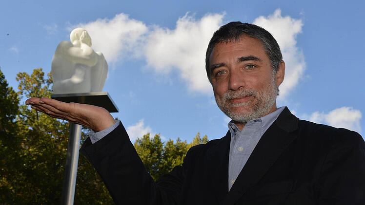Jaume Plensa mit seiner für den Schönleinsplatz entworfenen Dichter-Skulptur. Foto: Ronald Rinklef/Archiv