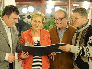 Blick in die Noten: Chorleiter Hermann Freibott, Anne Zaak, Vorsitzender Wolfgang Russ und Ewald Kiesel Foto: . Christian Dijkstal