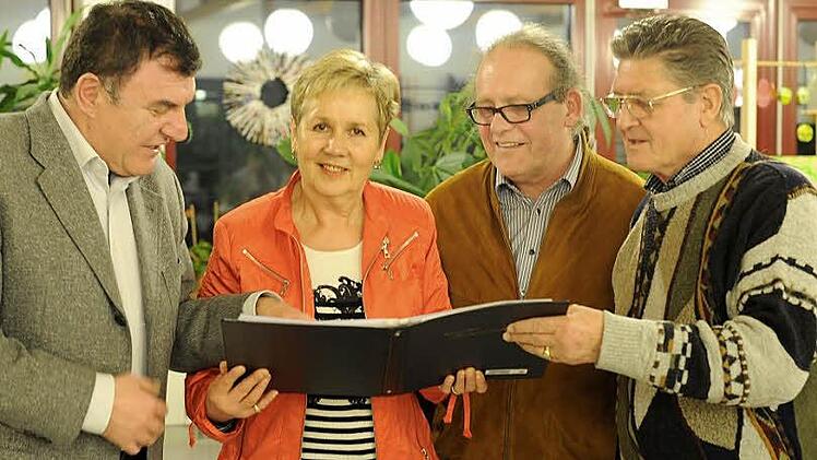 Blick in die Noten: Chorleiter Hermann Freibott, Anne Zaak, Vorsitzender Wolfgang Russ und Ewald Kiesel Foto: . Christian Dijkstal