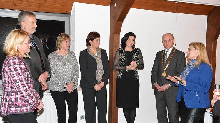 Schon im Rathaus stand das Gesundheitssystem im Fokus einer kleinen Runde. Von links stehen Dr. Leonore Jahn, Krankenhausleiter Stephan Kolck, Erika Jünger und Christine Deininger von der Sozialstation, Staatssekretärin Dorothee Bär, Bürgermeister Wilhelm Schneider und Gesundheitsministerin Melanie Huml. Foto: Gerhard Schmidt