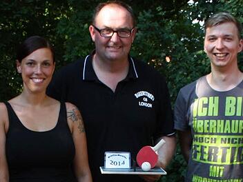 Franz Zeller (Mitte) mit seiner Trophäe beim Brettla-Turnier des TTV Altenkunstadt. Foto: Gillig
