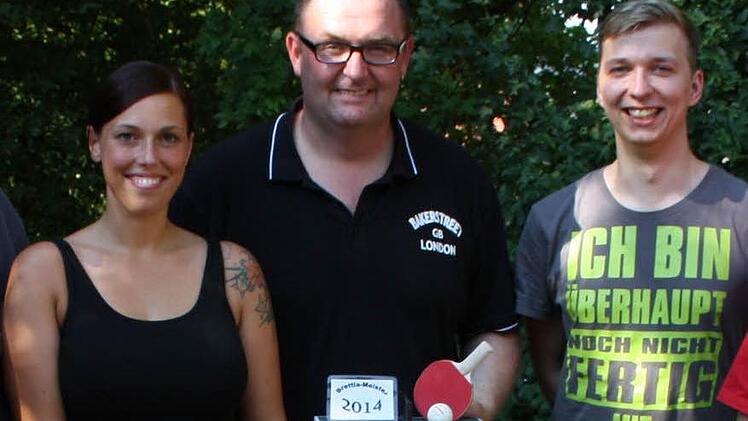 Franz Zeller (Mitte) mit seiner Trophäe beim Brettla-Turnier des TTV Altenkunstadt. Foto: Gillig