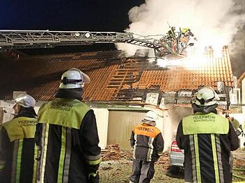 Größere Mengen Brennholz unterm Dach ließen das Feuer richtig lodern. Foto: News5 / Herse