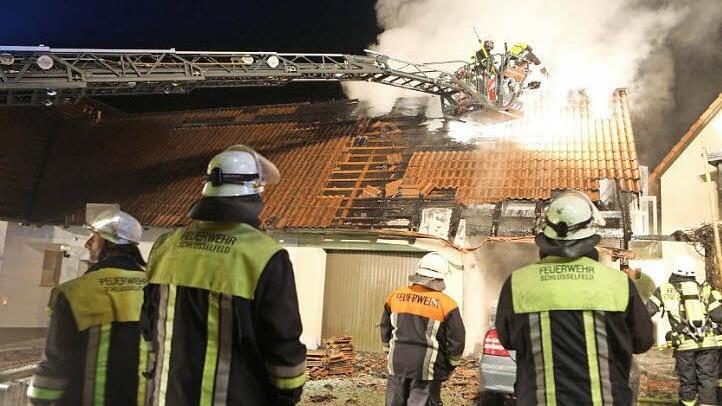 Größere Mengen Brennholz unterm Dach ließen das Feuer richtig lodern. Foto: News5 / Herse