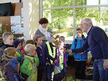 Hubert Töpfer erklärte den Kindern die Gemüsesorten. Foto: Brigitta Kempe-WOlf