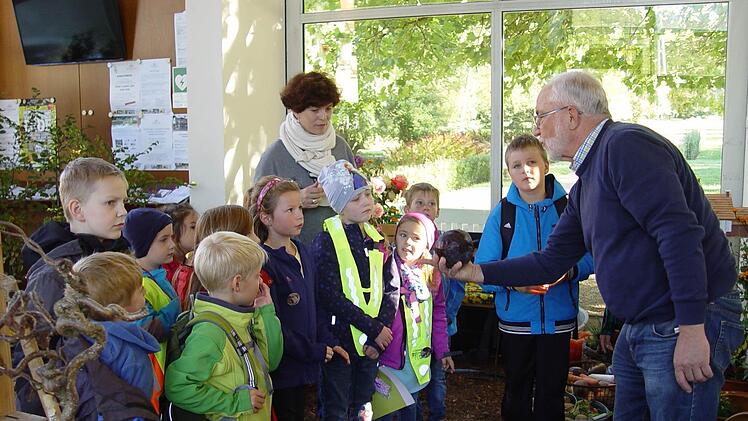 Hubert Töpfer erklärte den Kindern die Gemüsesorten. Foto: Brigitta Kempe-WOlf