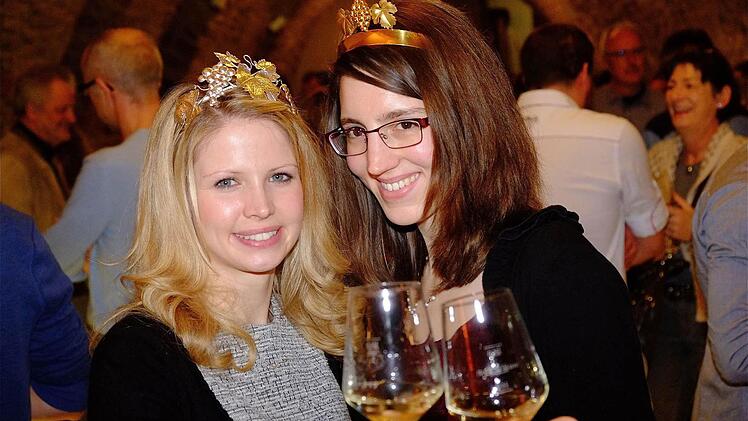 Die Weinprinzessinnen Antonia Müller (links) und Marlene Büttner sind bei der Weinmesse in ihrem Element. Foto: Gerd Schaar