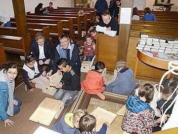 Auch Bürgermeister Rainer Detsch und Pfarrer Michael Foltin gesellten sich beim Bibeltag zu den kleinen Baumeistern und halfen in der Auferstehungskirche beim Aufbau der Stadt Jerusalem. Foto: Karl-Heinz Hofmann