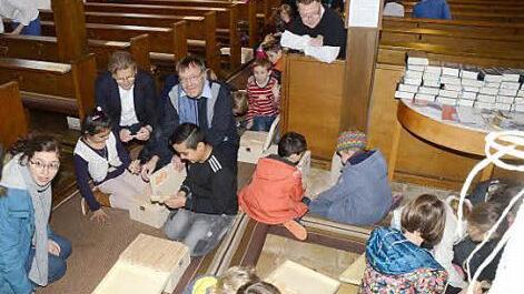 Auch Bürgermeister Rainer Detsch und Pfarrer Michael Foltin gesellten sich beim Bibeltag zu den kleinen Baumeistern und halfen in der Auferstehungskirche beim Aufbau der Stadt Jerusalem. Foto: Karl-Heinz Hofmann