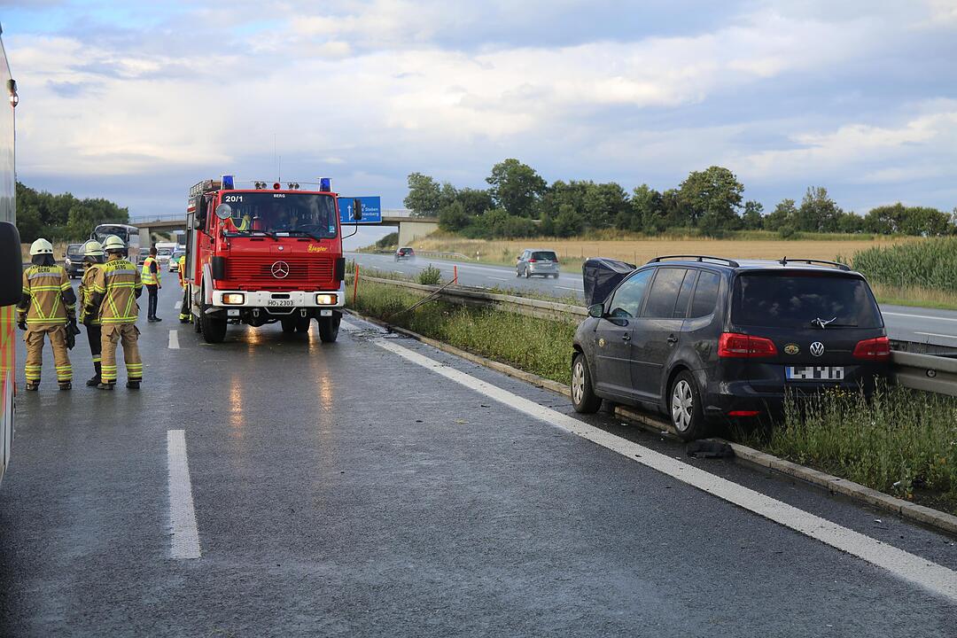 Schwerer Unfall auf der A9: Auto gerät auf nasser Straße ins Schleudern – Gaffer filmen