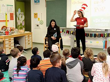 Gespannt lauschten die Kinder den von den Eltern vorgelesenen Geschichten. Richard Sänger