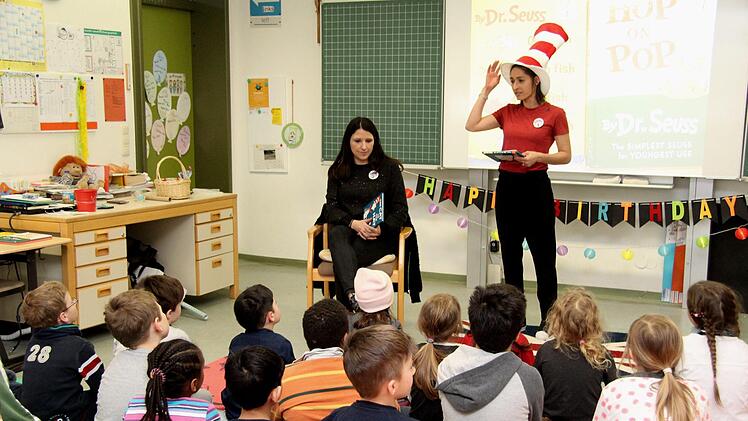 Gespannt lauschten die Kinder den von den Eltern vorgelesenen Geschichten. Richard Sänger