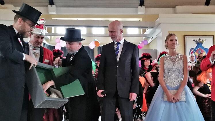 Die Obernarren der Faschingsclubs BTC Garitz (links) und Fidelia Reiterswiesen geben Oberbürgermeister Kay Blankenburg (Mitte) in Anwesenheit der Reiterswiesener Faschingsprinzessin Tabea I. (Tabea Schönwiesner) die leere Stadtkasse zurück. Foto: Sigismund von Dobschütz