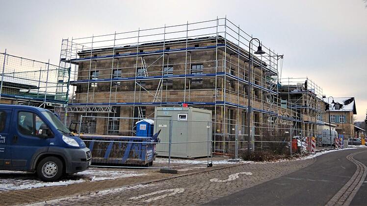 Mit Volldampf geht die Sanierung des Bahnhofsgebäudes in Neuenmarkt weiter.  Foto: Werner Reißaus
