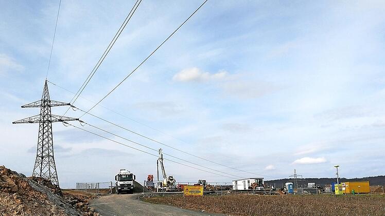 Am ehemaligen Bundeswehrsportplatz wird derzeit ein Umspannwerk gebaut, um den in den Photovoltaikanlagen erzeugten Strom ins Netz einzuspeisen.