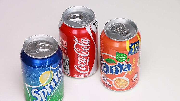 Edeka zofft sich mit Coca-Cola um Preiserhöhungen. Das gesamte Sortiment des Getränkeherstellers fliegt jetzt aus dem Regalen.