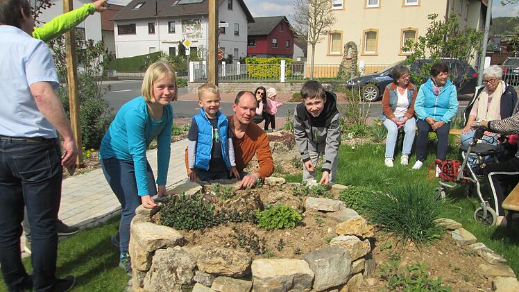 Die OGV-Kindergruppe, "Die schlauen Füchse", erbaute die Kräuterschnecke aus Muschelkalksteinen. Hier darf Mama Kräuter für die Küche pflücken.