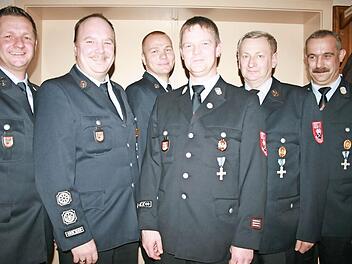 Ehrungen bei der Feuerwehr: Vorsitzender Roland Schlereth (von links), Steffen Schlereth, Steffen Schade, Thomas Straub, Georg Schlereth und Kommandant Klaus Preisendörfer. Fotos: Gabriele Sell