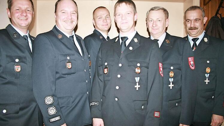 Ehrungen bei der Feuerwehr: Vorsitzender Roland Schlereth (von links), Steffen Schlereth, Steffen Schade, Thomas Straub, Georg Schlereth und Kommandant Klaus Preisendörfer. Fotos: Gabriele Sell