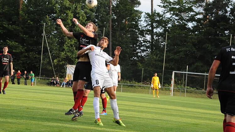 Szene vom Pokalspiel des FC Reichenbach (dunkle Trikots) gegen Kickers Würzburg (0:8).