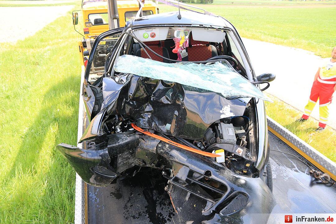 Gegen Baum geprallt: Junge Frau bei Michelau schwer verletzt