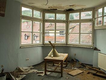 Abgewetzte Teppiche, heruntergekommene Zimmer: Das ehemalige Hotel "Post" in der Ludwigstraße steht seit vielen Jahren leer. Foto: Jürgen Hüfner