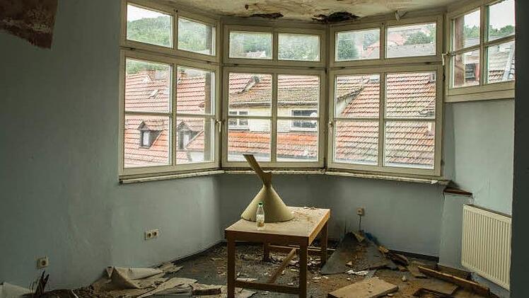 Abgewetzte Teppiche, heruntergekommene Zimmer: Das ehemalige Hotel "Post" in der Ludwigstraße steht seit vielen Jahren leer. Foto: Jürgen Hüfner