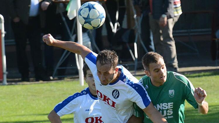 Geköpft und gekämpft hatte Alexander Unsleber (links) mit dem VfR Sulzthal, aber im Kreisderby hatte Andre Herrlein (rechts) mit dem FC Untererthal das Glück auf seiner Seite.  Foto: ssp