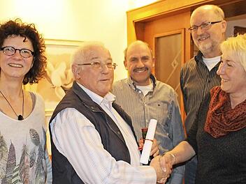 Rudi Kraus (Zweiter von links) wurde für seine 40-jährige Mitgliedschaft in der Kulturgemeinde geehrt. Es gratulierten (von links) Lydia Jahn, die Stadträte Achim Ruß und Peter Marx sowie die Vorsitzende der Kulturgemeinde Marion Konrad.  Foto: Kulturgemeinde