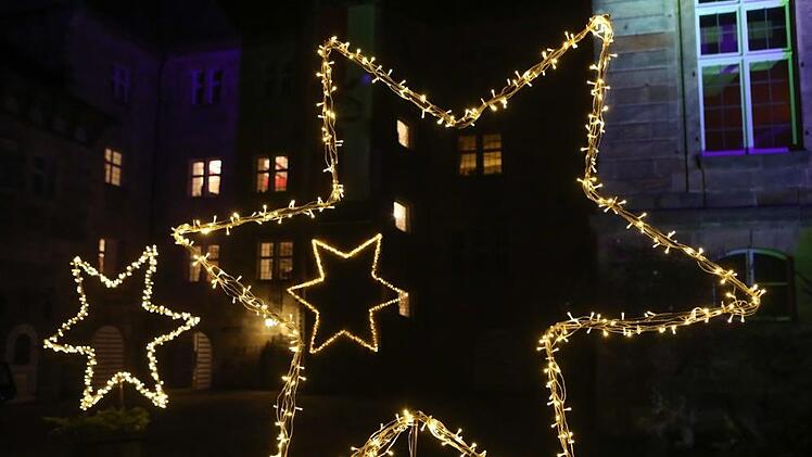 Riesen-Sterne leuchten vor dem Haupteingang zum Schloss.Foto: Barbara Herbst