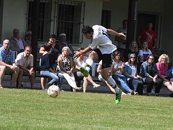 Maximilian Hein vom TSV Steinach am Ball. Aktuell ist die erste Mannschaft auf dem vierten Platz. Foto: Hopf/Archiv