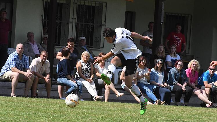Maximilian Hein vom TSV Steinach am Ball. Aktuell ist die erste Mannschaft auf dem vierten Platz. Foto: Hopf/Archiv