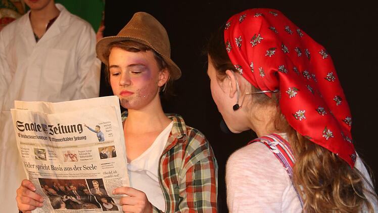 Als Nachwuchstalente entpuppten sich Johanna und Sophie Bauer, die ein Ehepaar beim Frühstück spielten. Dieter Britz