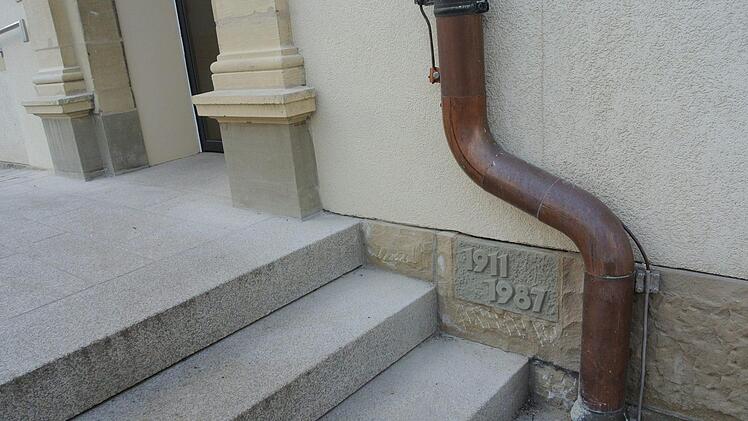 Auf der einen Seite eine Rampe, auf der anderen Seite Treppen. So hoch war der Höhenunterschied, weswegen die Türgewandung neu gesetzt werden musste.