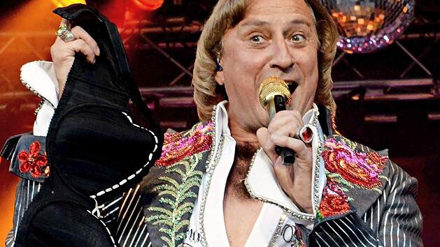 BHs bis K&ouml;rbchengr&ouml;&szlig;e E flogen zu Dieter Thomas Kuhn auf die B&uuml;hne und die Herzen hinterher. Foto: Helmut &Ouml;lschlegel