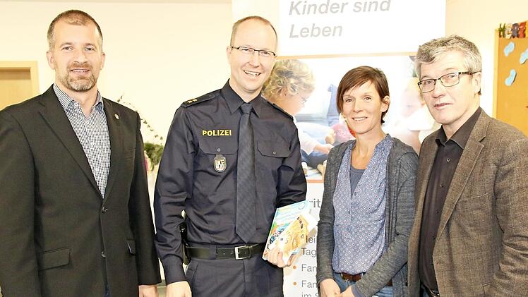 Spendenübergabe (von links): Personalrat Tino Wetzig, POR Ralf Neumüller, Diplom-Sozialpädagogin Sonja Schwab und Caritas-Geschäftsführer Norbert Hartz  Foto: Desombre