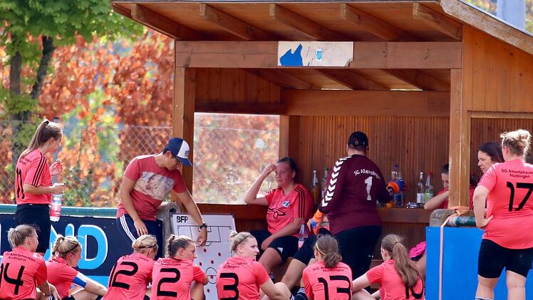 Taktiktafel und Rhöner Idylle auf dem Wurmerich: Coach Cuong Le erklärt den Spielerinnen der SG Albertshausen/Nüdlingen seine Spielphilosophie in der Halbzeitpause der Partie gegen die TG Schweinfurt. Es hat scheinbar nicht gefruchtet, denn das He...