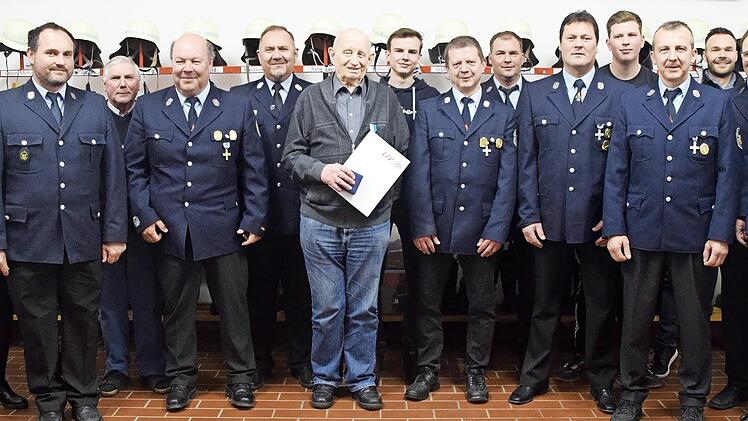 Ludwig Dück (mit Urkunde) im Kreis seiner Feuerwehrkameraden mit Stadtkommandant Christian Kunstmann (2. v. l.), dem Wohnsiger Kommandanten Georg Tempel (4. v. l.), Kreisbrandmeister Matthias Müller (5. v. l.) und Kreisbrandinspektor Thilo Kraus (...