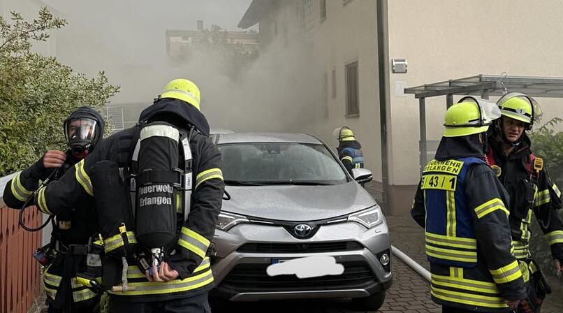 Massive Rauchentwicklung bei Wohnhausbrand in Erlangen