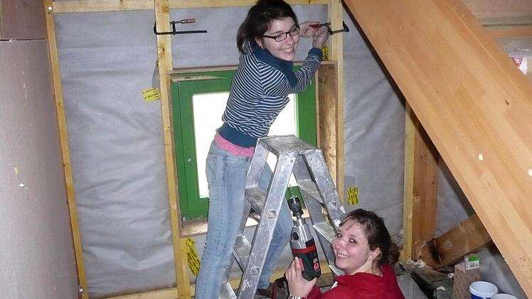 "Fleißige Handwerker" streichen die Wände.  Fotos: p