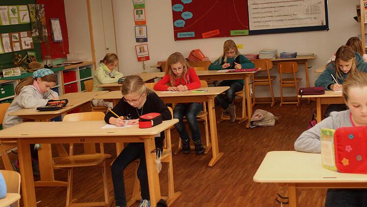 Konzentriert knobeln hier die Mädchen über ihren Aufgaben.