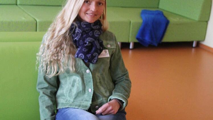 Sonja Seyfferth-Busch zeigt den Chillraum - die Möblierung ist in freundlichem Grün gehalten  Foto: Sonja Adam