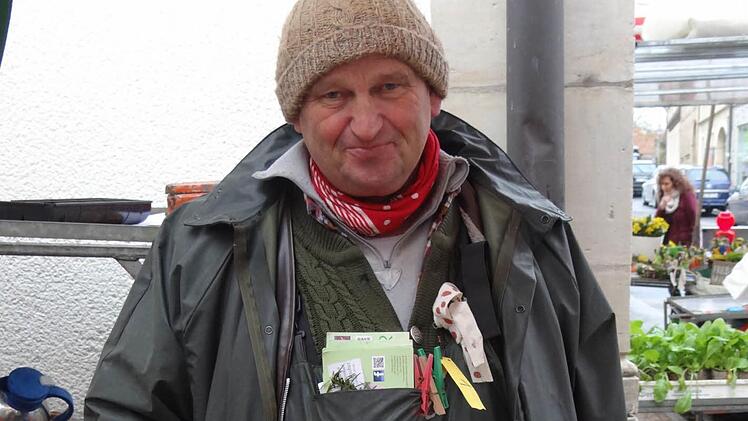 Schon seit 40 Jahren begeistert Otmar Renner aus Neuhausen die Marktbesucher in Ebern mit seinen Produkten und seinen charmanten Witzen.