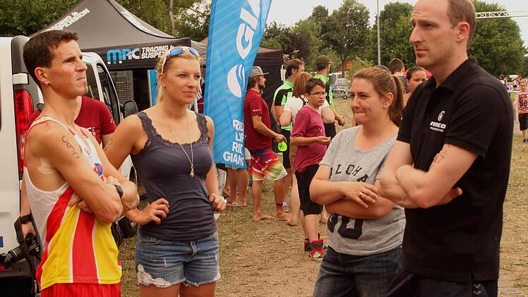 Konzentriert vor dem Start die "Profis" und auch späteren Sieger Markus Unsleber und Carolin Lehrieder (von links) sowie der elffache Schwimm-Weltmeister Thomas Lurz (rechts).