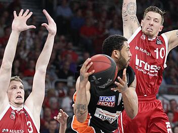 Keine leichten Körbe für die Ulmer, das muss in Spiel 2 das Ziel der Bamberger sein. Patrick Heckmann (l.) und Daniel Theis (r.) machen es gegen Pierra Henry vor, wie das aussehen muss. Foto: sportpress